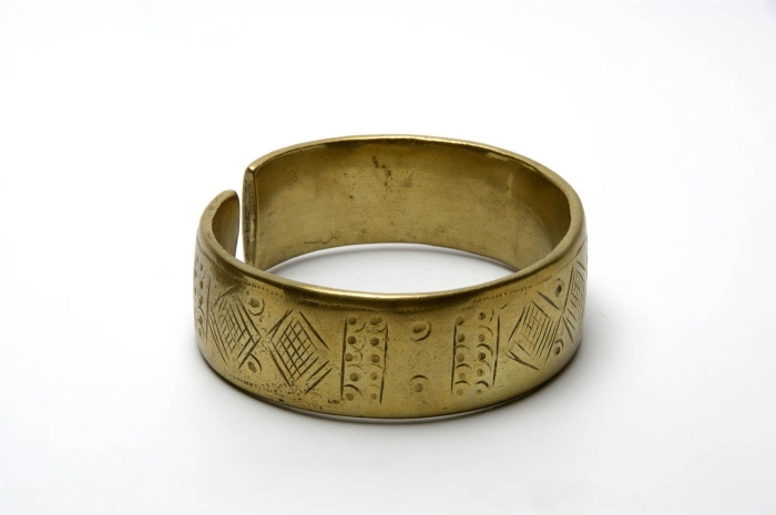 File:COLLECTIE TROPENMUSEUM Armband van geelkoper TMnr 5186-3.jpg