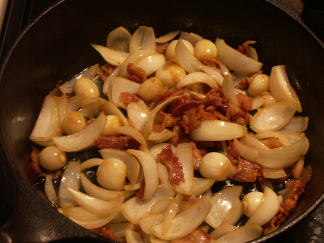 File:Coq au vin - étape lardons, oignons et ail 2005-11-20.JPG