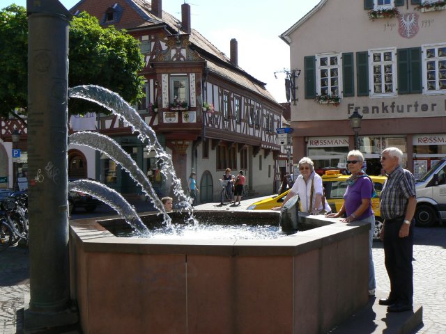 File:Dreifach Springbrunnen - geo.hlipp.de - 2245.jpg