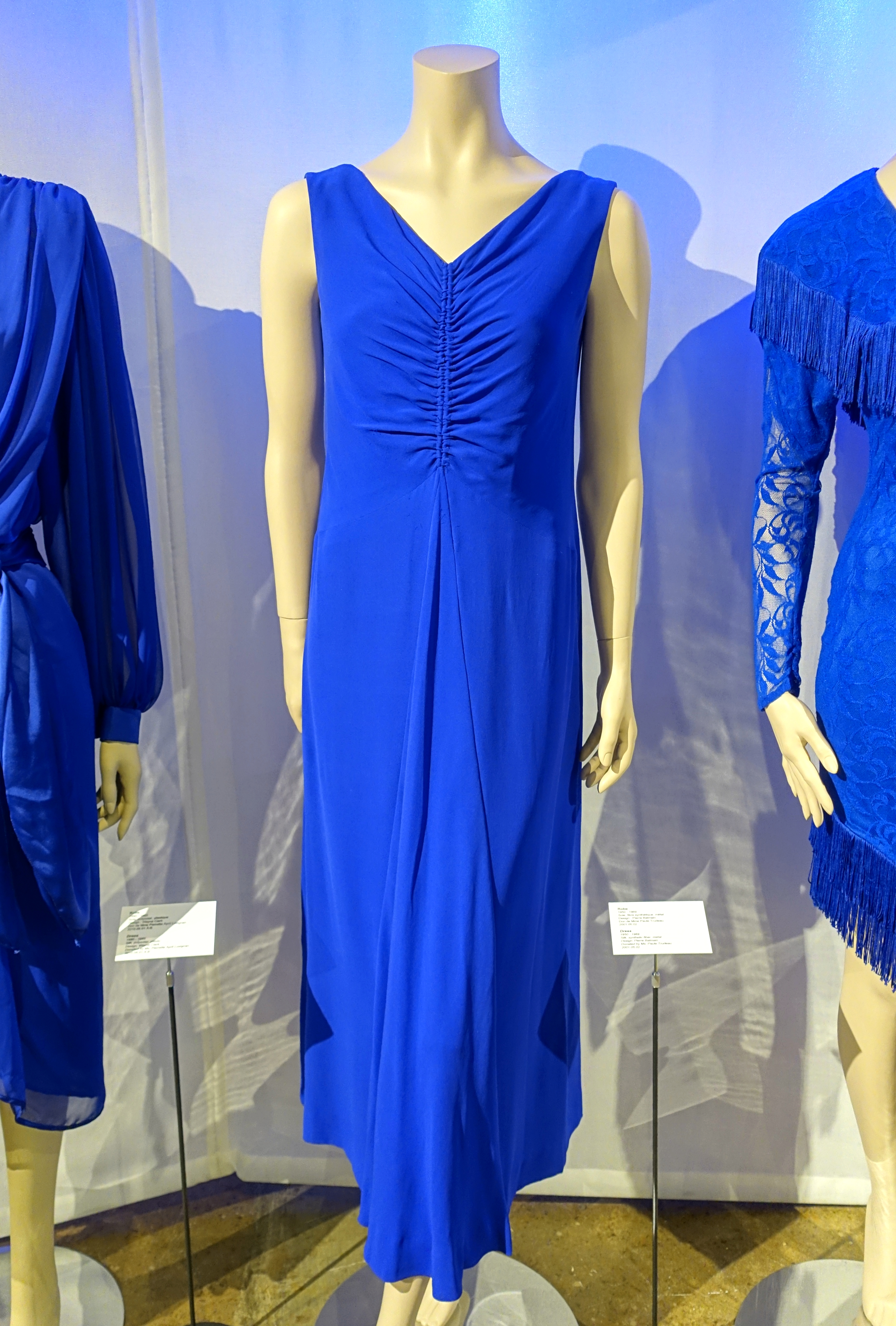 File:Dress Pierre Balmain, 1950-1969, silk, fiber, - Musée de la mode - Montreal, - DSC07256.jpg - Wikimedia Commons