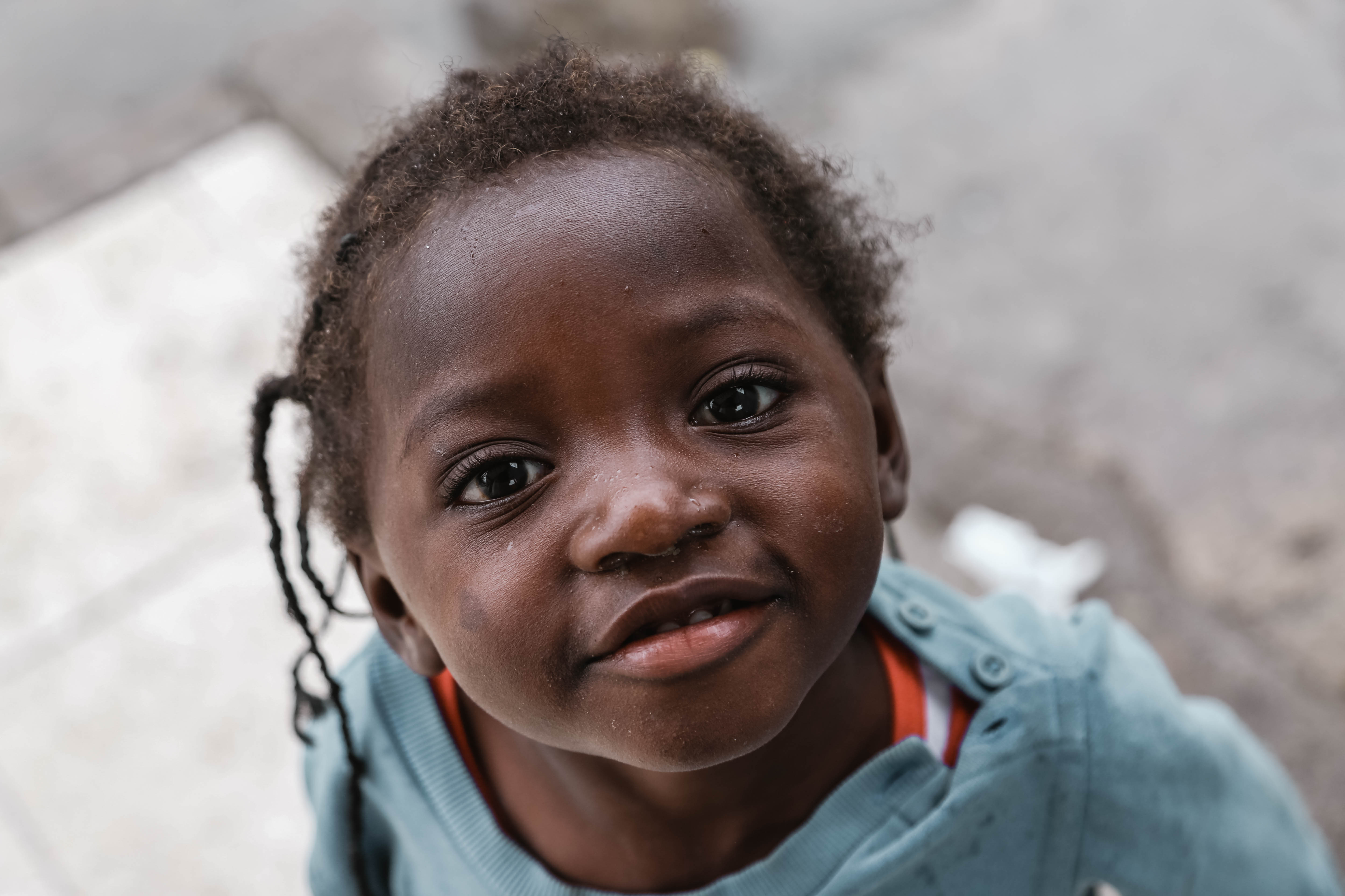 Children s faces. Серые глаза у ребенка. Афроамериканка с серым оттенком кожи. Афроамериканка сероватая. Афроамериканец улыбается портрет.