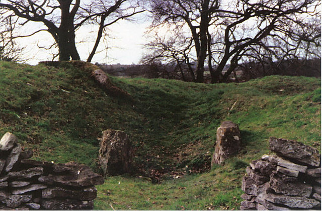 File:Entrance Portal Rodmarton Long Barrow - geograph.org.uk - 1002575.jpg