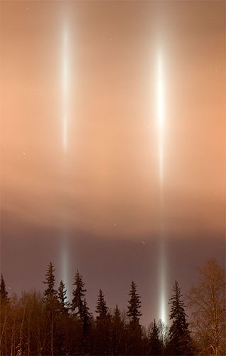 File:FairbanksUAFLightPillars.jpg