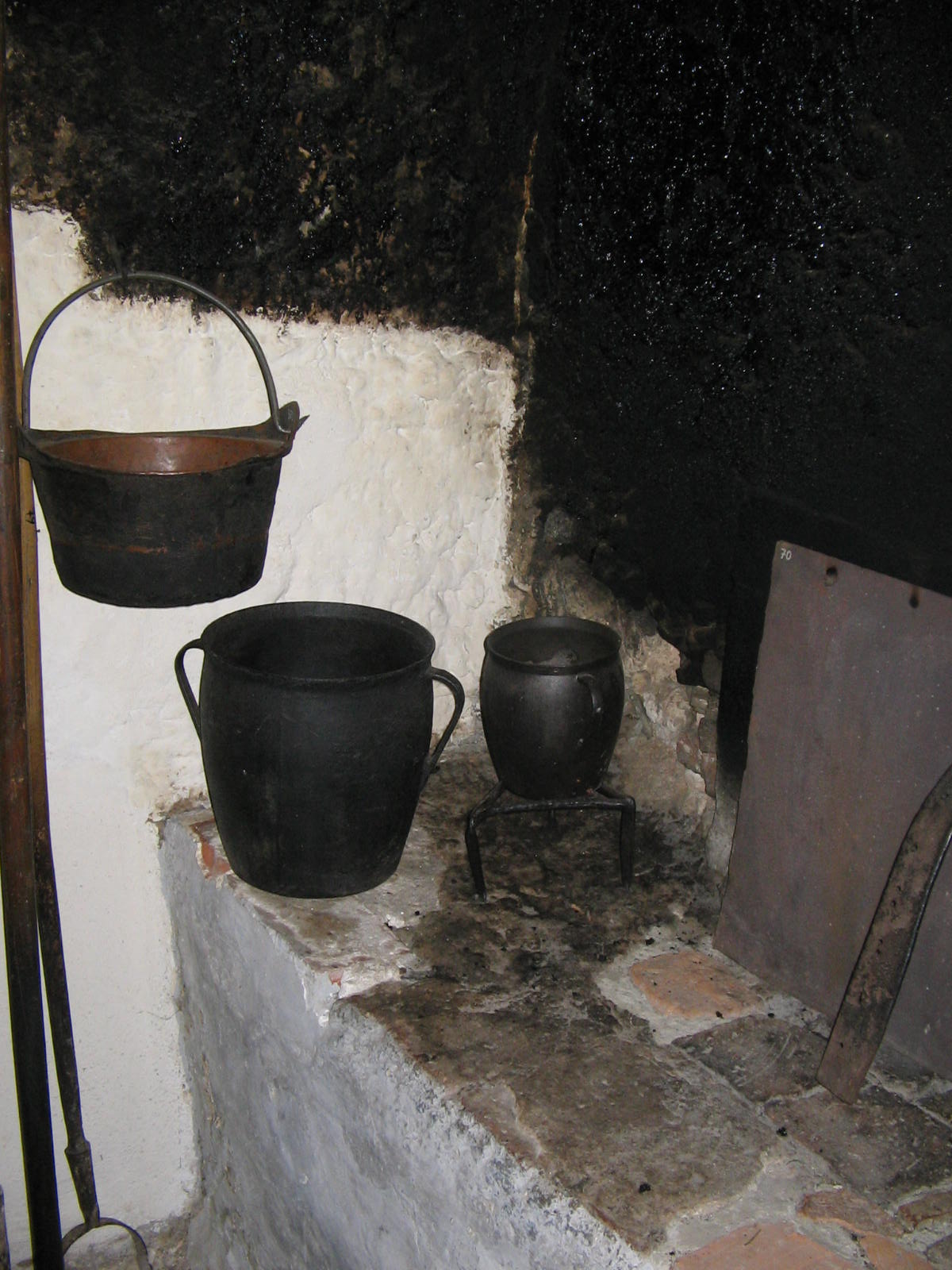 File:Ancient iron pot.JPG - Wikimedia Commons