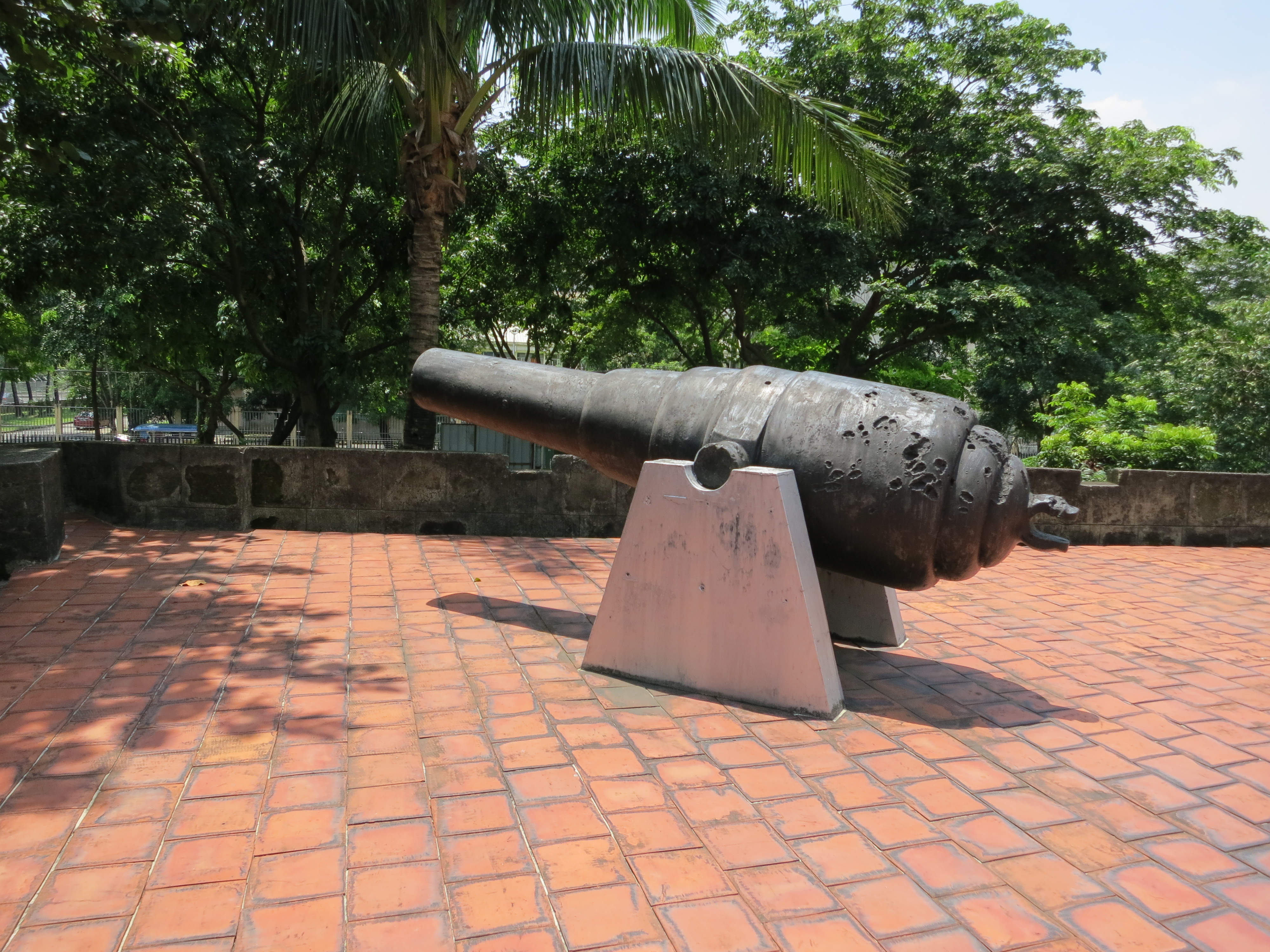 Big cannons 1.20 1. Бенкулу (город). Naval Cannon. Confederate Monument.