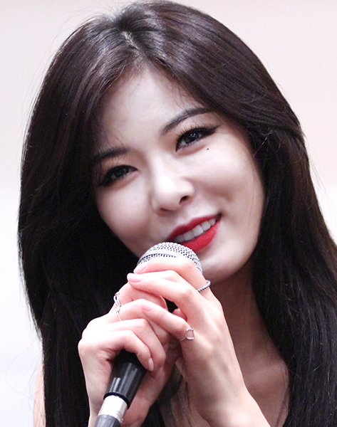 https://upload.wikimedia.org/wikipedia/commons/8/82/HyunA_at_fan_event_in_August_16%2C_2014_05%28crop%29.jpg