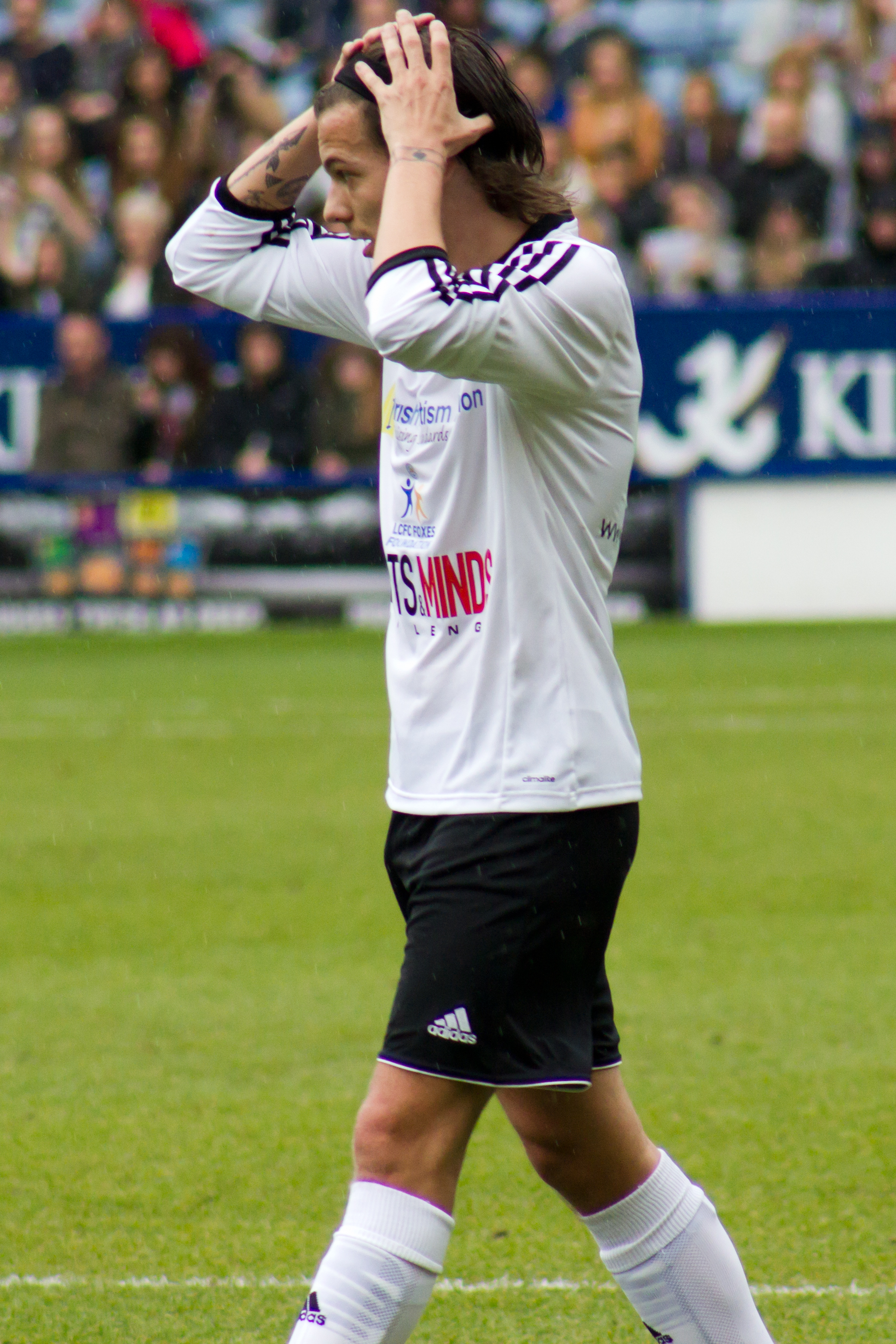 File:Louis Tomlinson (cropped).jpg - Wikimedia Commons