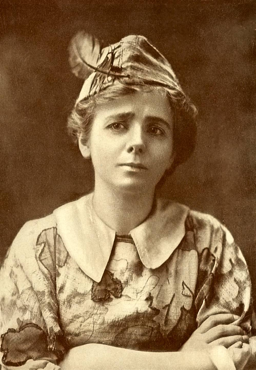 https://upload.wikimedia.org/wikipedia/commons/8/82/Maude_Adams_as_Peter_Pan.png