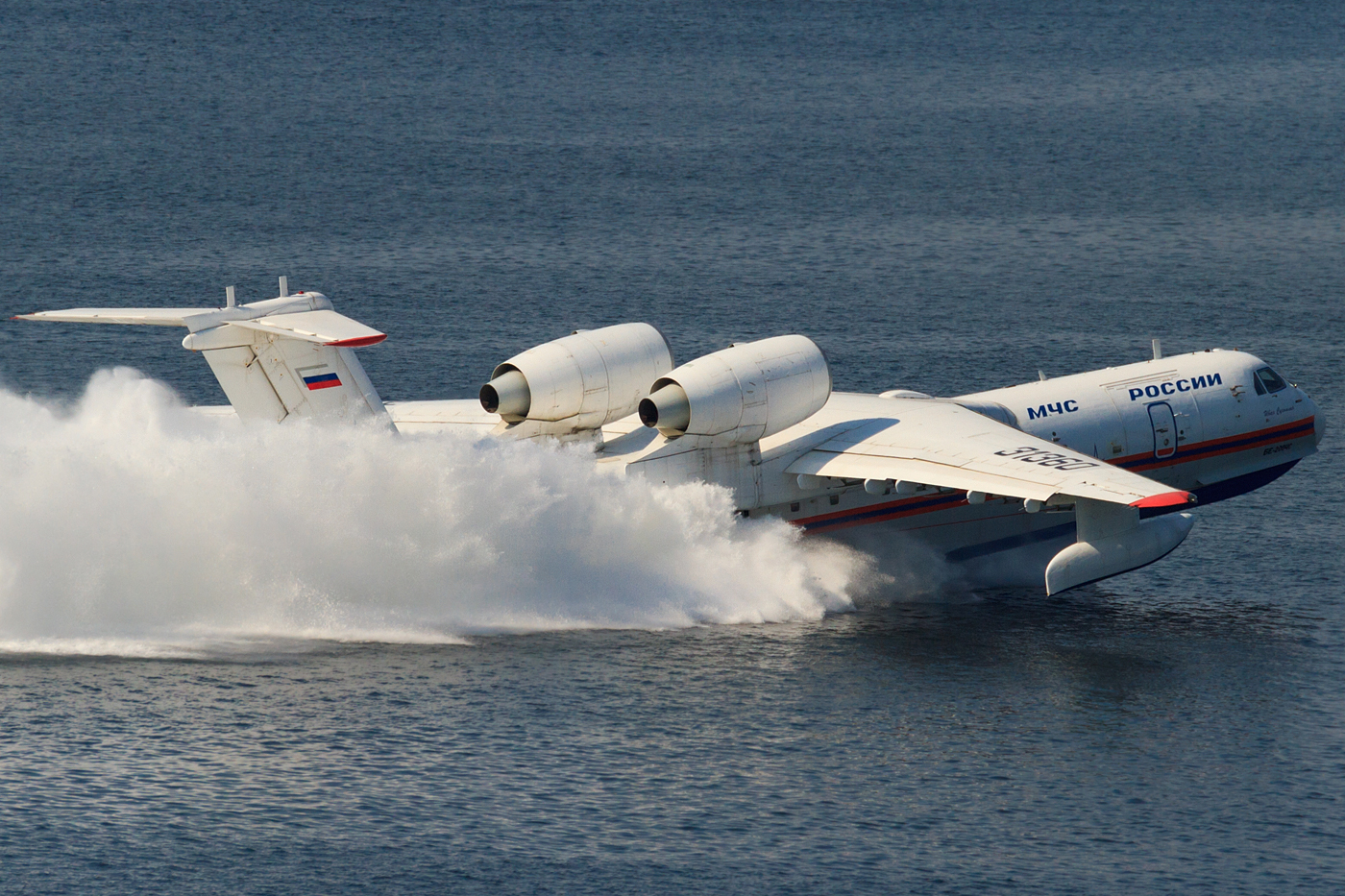 Бе 200 википедия. Бе-200 амфибия. Бе-200 гидросамолёт. Самолёт-амфибия бе-200чс. Самолёт МЧС для тушения пожаров бе-200.