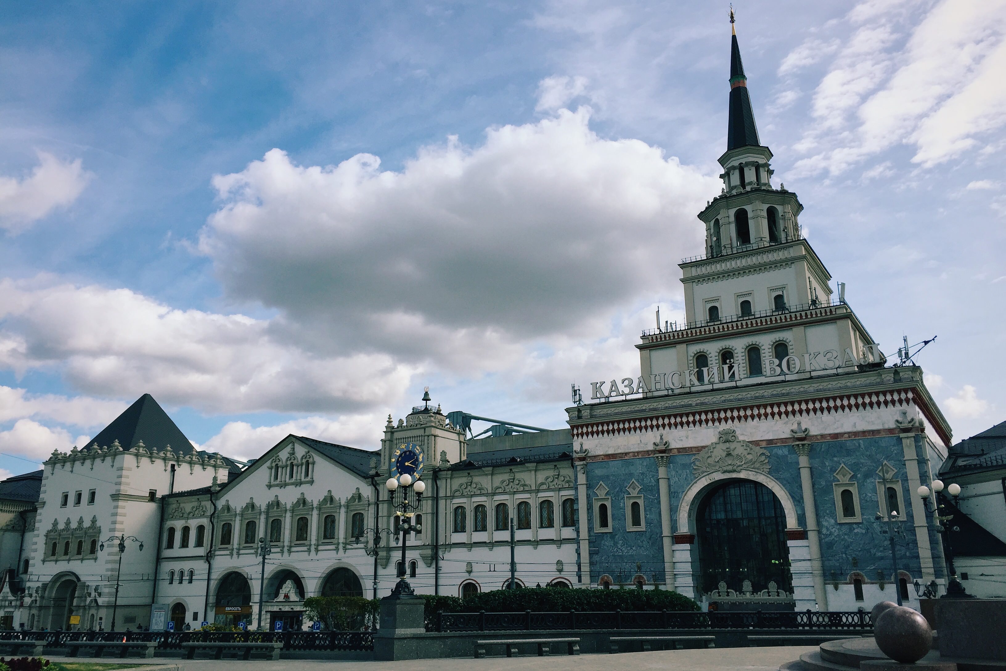 Достопримечательности казанский вокзал москва. Здание Казанского вокзала. Казанский вокзал 1864. Щусев Казанский вокзал в Москве. Казанский вокзал панорама.