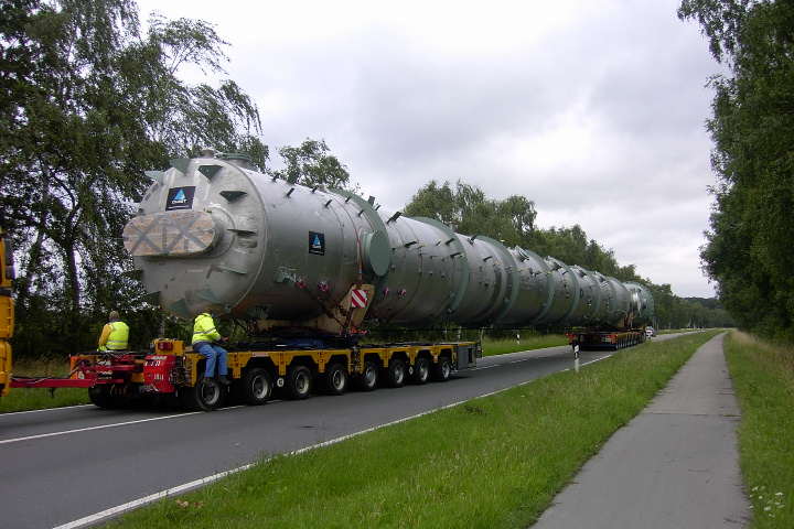 Oversize_transport_towards_BASF_3.jpg