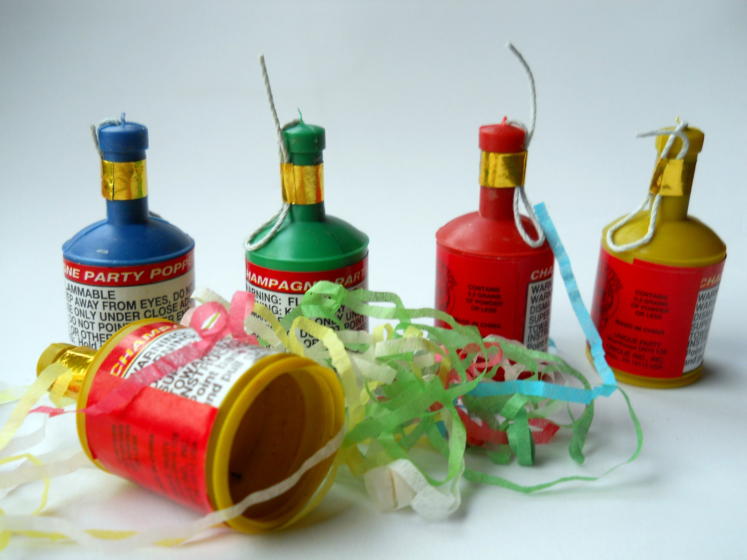 https://upload.wikimedia.org/wikipedia/commons/8/82/Party_poppers.jpg