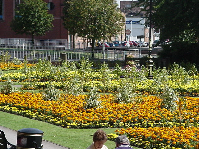 File:Queens gardens newcastle under lyme.jpg