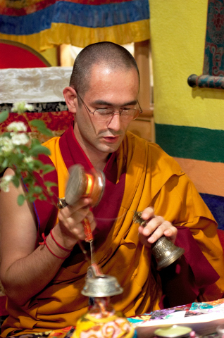 Fortune Salaire Mensuel de Shenphen Rinpoche Combien gagne t il d argent ? 1 000,00 euros mensuels