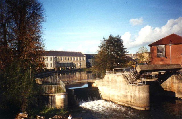 File:The weir at Chippenham - geograph.org.uk - 638449.jpg