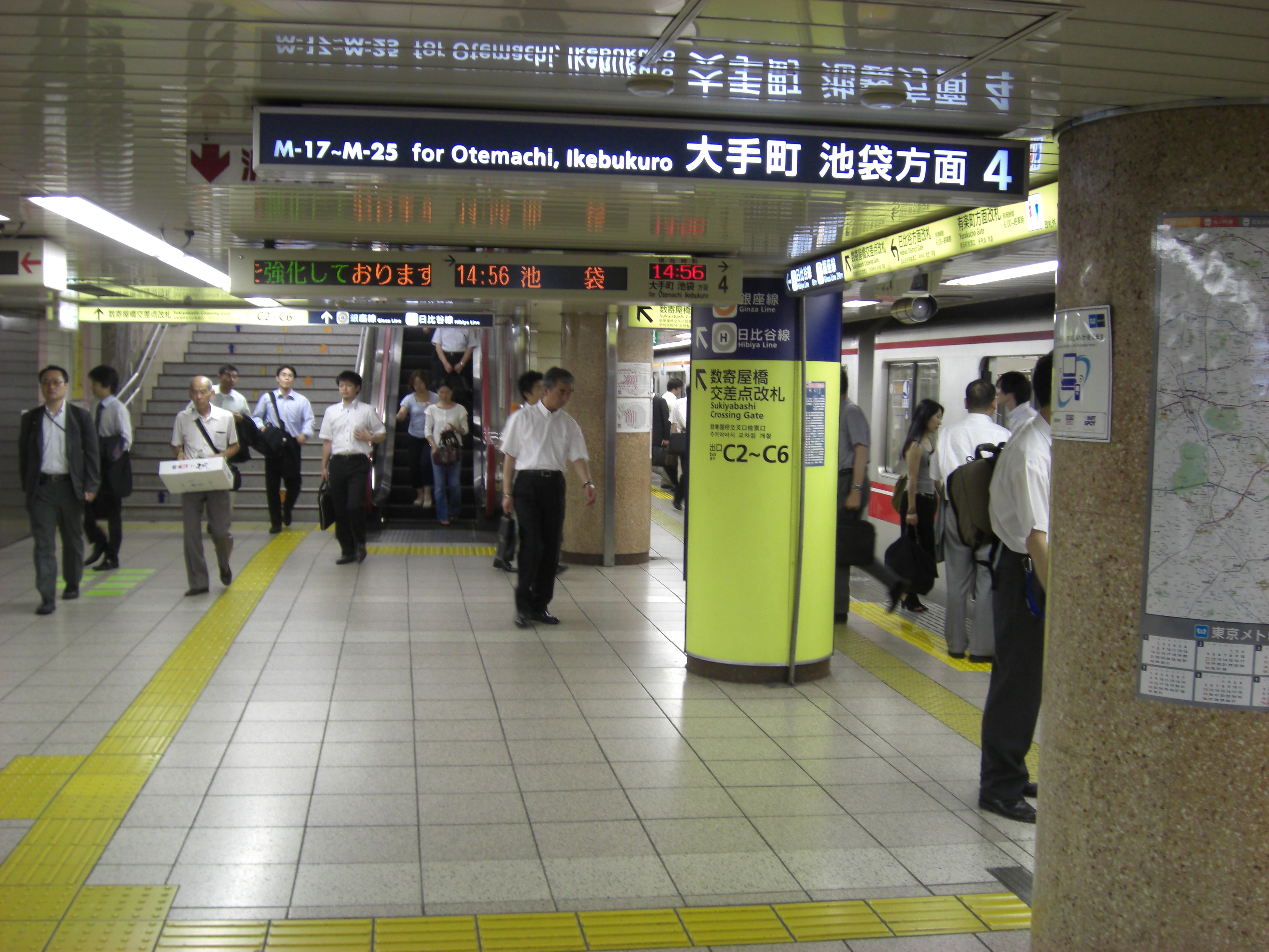 File:TokyoMetro M16 Ginza station platform.jpg - Wikimedia Commons