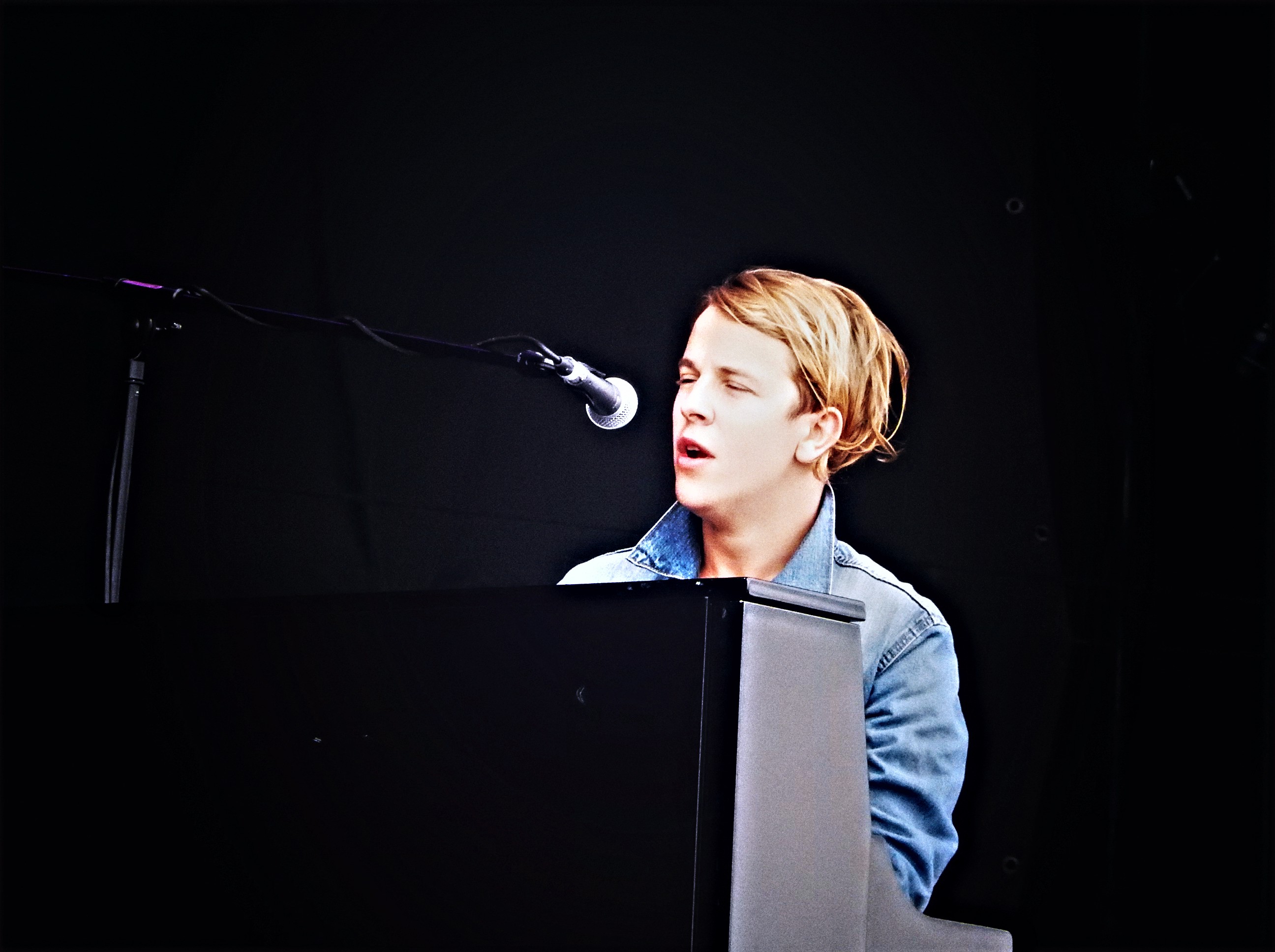 Tom odell friday. Tom Odell рост. Tom Odell и его девушка. Tom Odell пластинка. Tom Odell отношения.