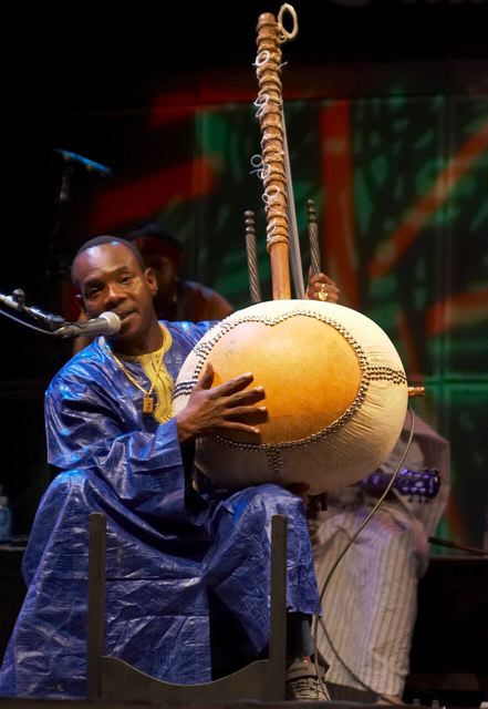 Diabaté and his [[Kora (instrument)|kora]] in 2007