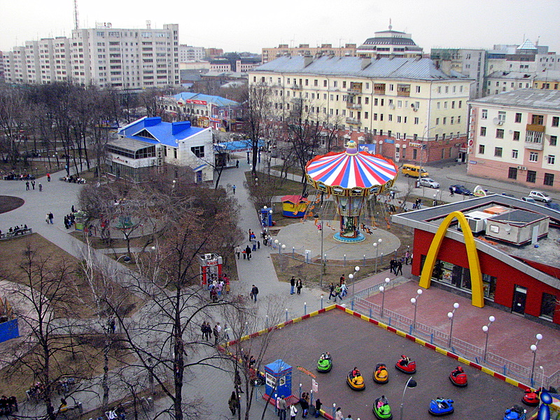 Сайт цветного бульвара. Тюмень цветной бульвар в 2003 году. Тюмень цветной бульвар золотой берег. Остановка цветной бульвар Тюмень. Остановка цветной бульвар фото Тюмень.