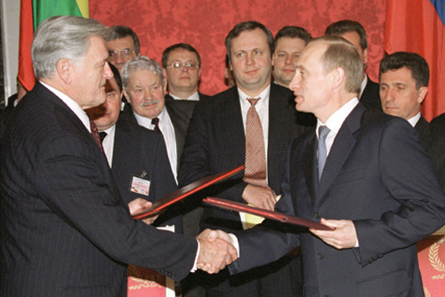File:Vladimir Putin 30 March 2001-4.jpg