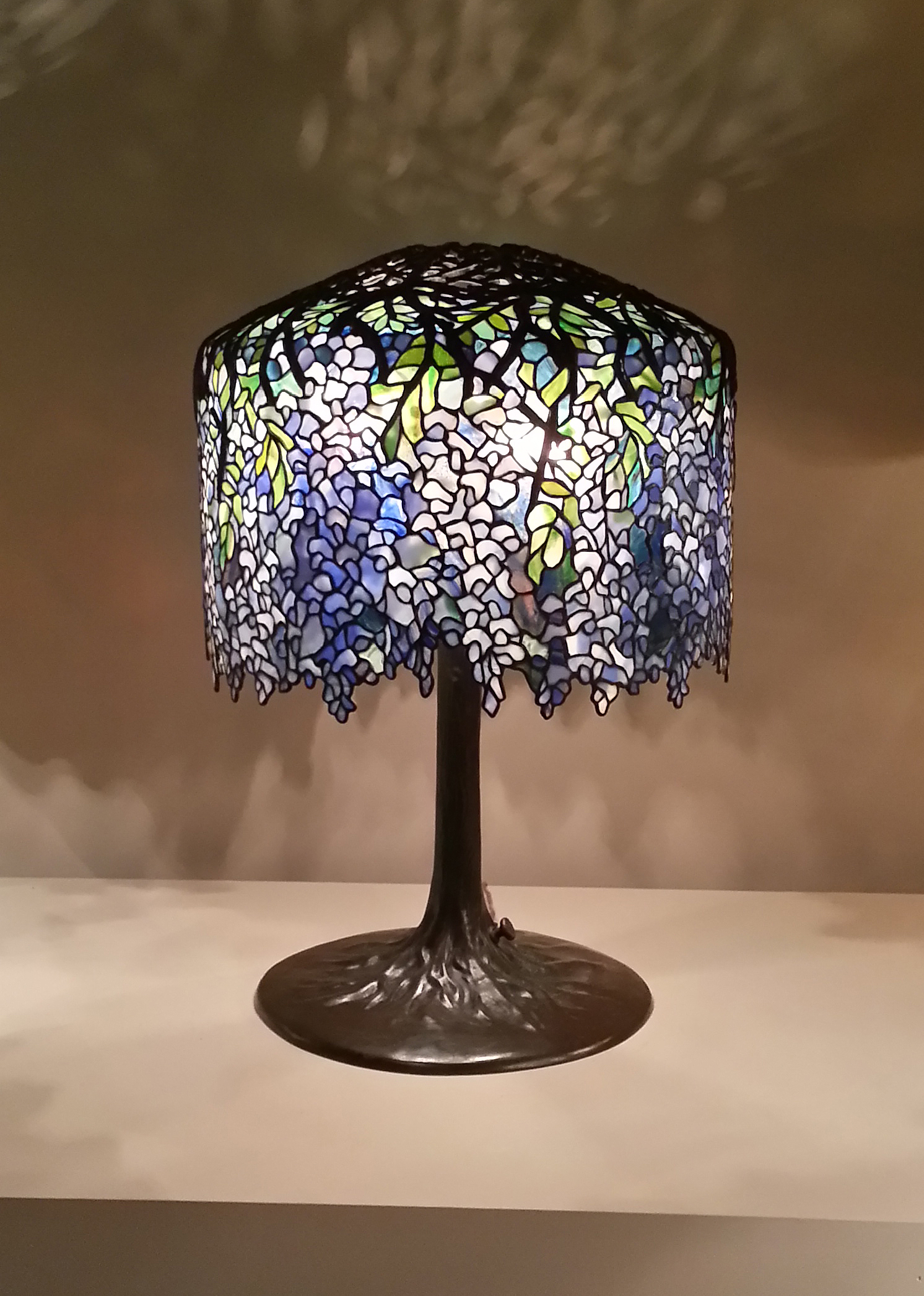 File:Wisteria Tiffany Studios Lamp.jpg - Wikipedia