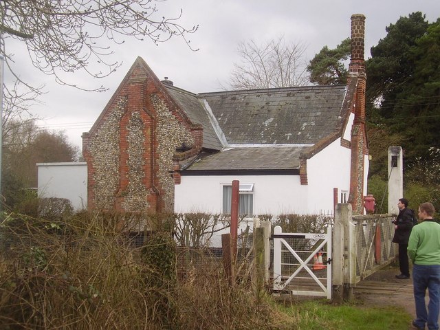 File:Wymondham Abbey crossing keepers house - geograph.org.uk - 991564.jpg