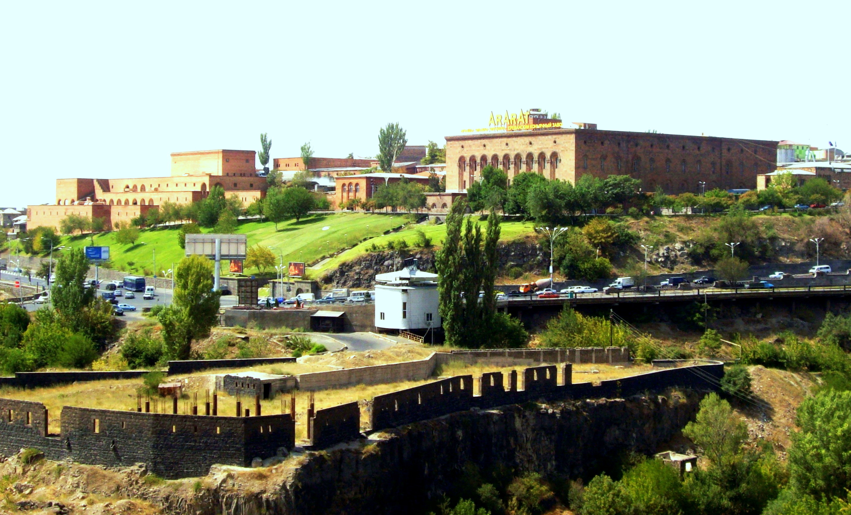 Завод ной ереван. Завод Арарат в Ереване. Ереван вид на Арарат. Коньячный завод Ной в Ереване.