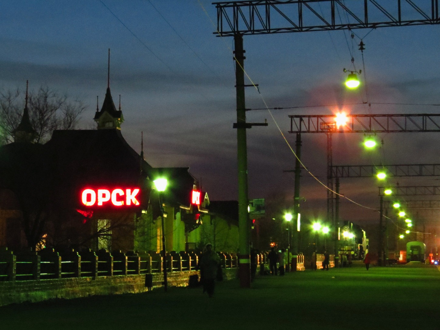 File:Вокзал Орска - Orsk railway station - panoramio.jpg - Wikimedia Commons