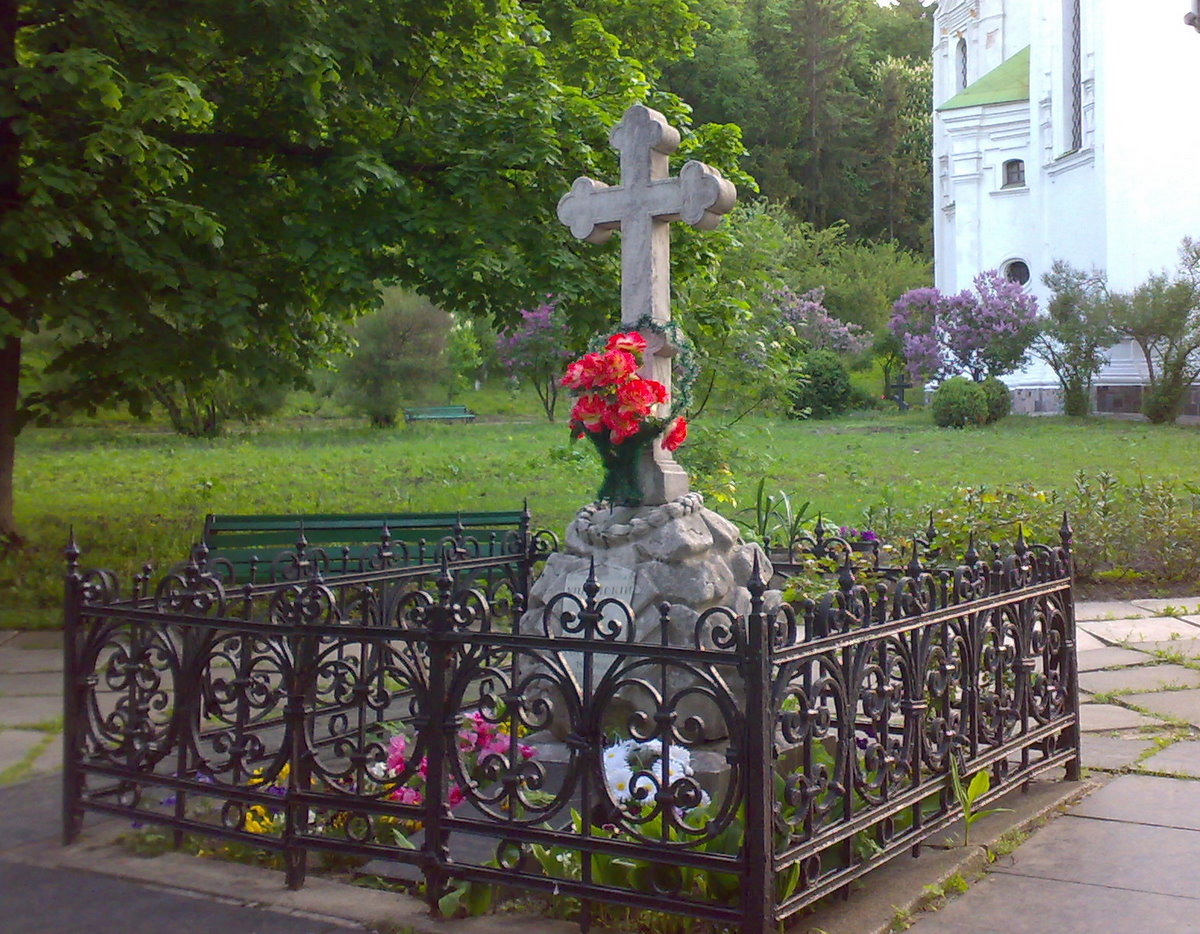 Могила Константина Ушинского на территории Выдубицкого монастыря, Киев. Фото 2011 года.