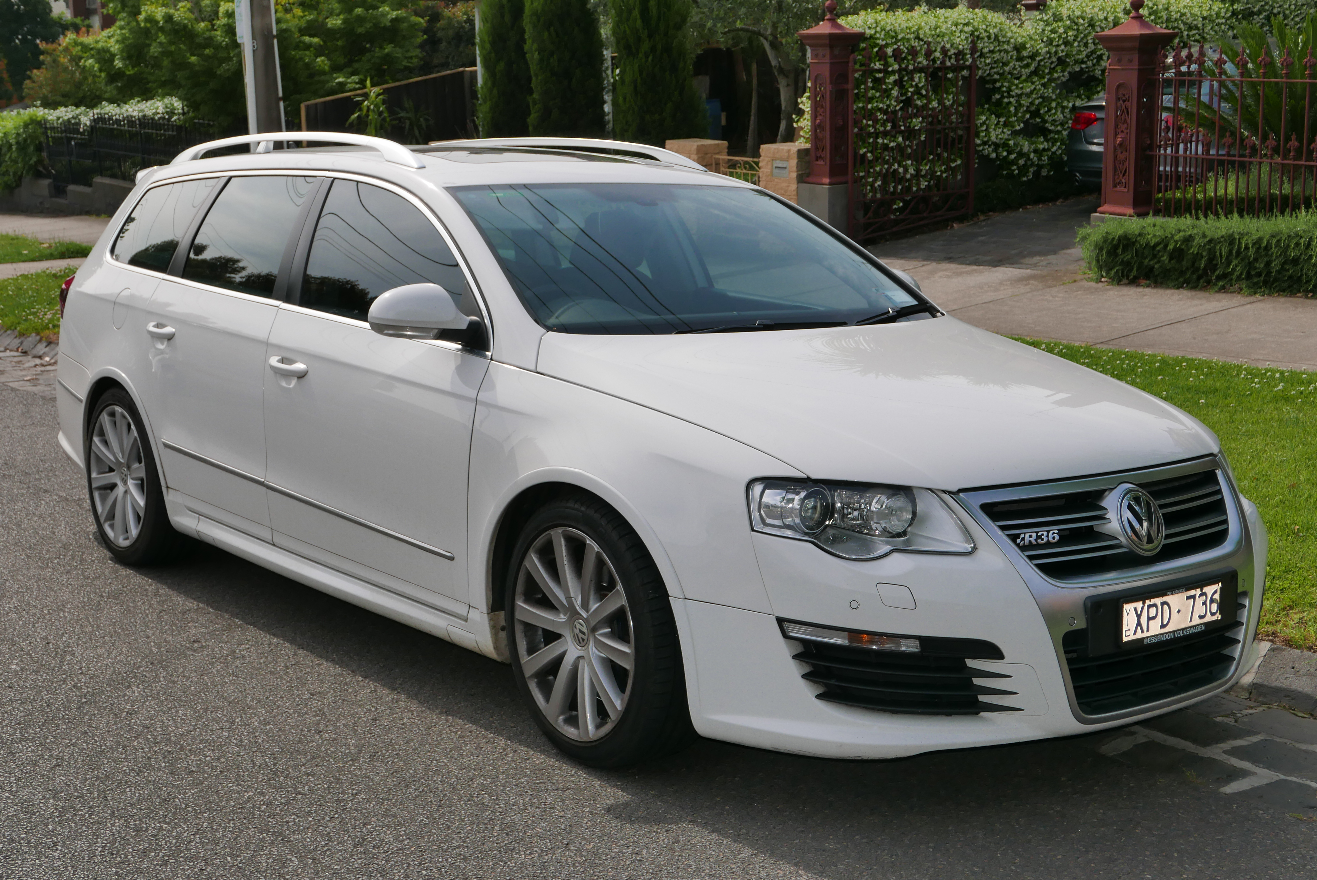 File:2010 Volkswagen Passat (3C MY10) R36 4MOTION station wagon  (2015-11-11) 01.jpg - Wikimedia Commons