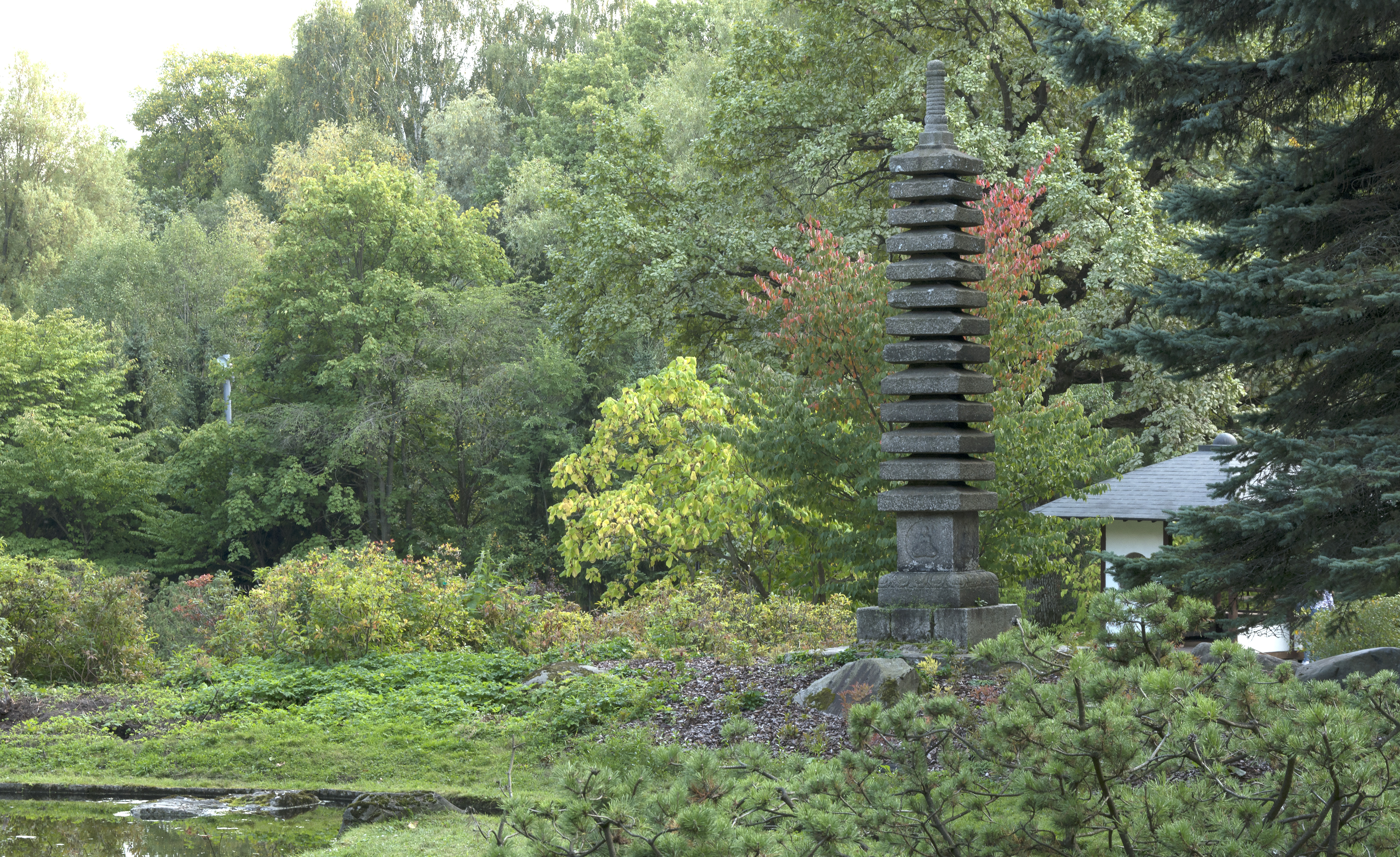 Тринадцатиярусная пагода в Москве японский сад
