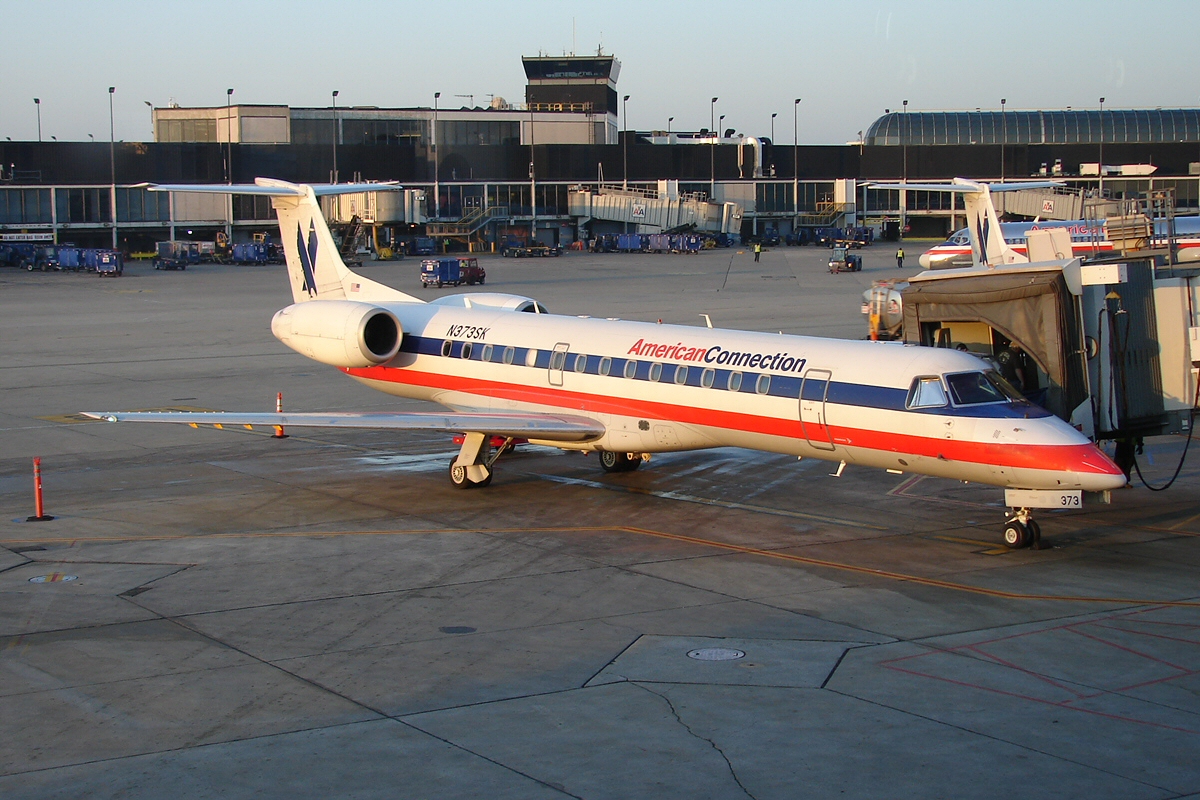 American Connection EMB-140LR (N373SK) (6837639660).jpg