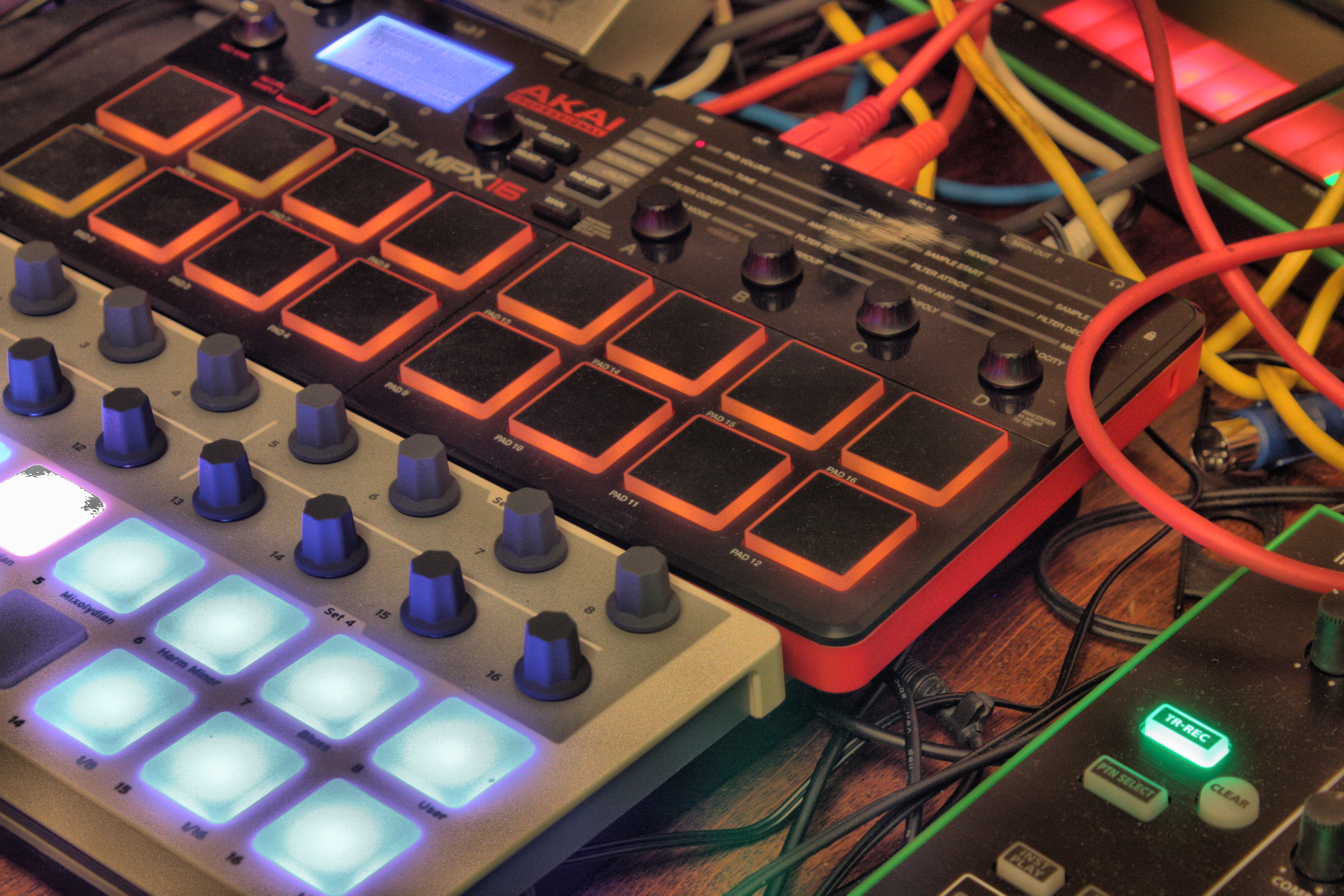 File:Arturia BEATSTEP vs AKAI MPX16 - 2 (by David J).jpg