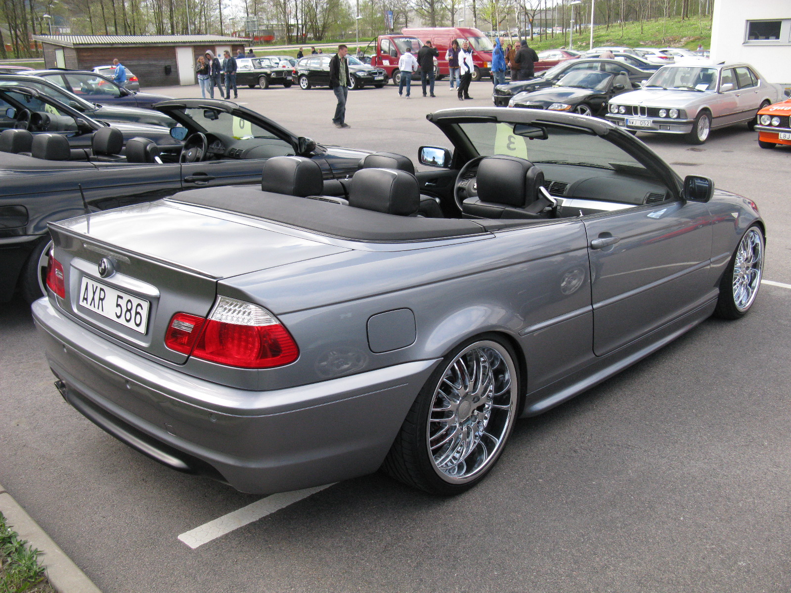 https://upload.wikimedia.org/wikipedia/commons/8/83/BMW_3_Series_Cabriolet_E46_%287002299080%29.jpg