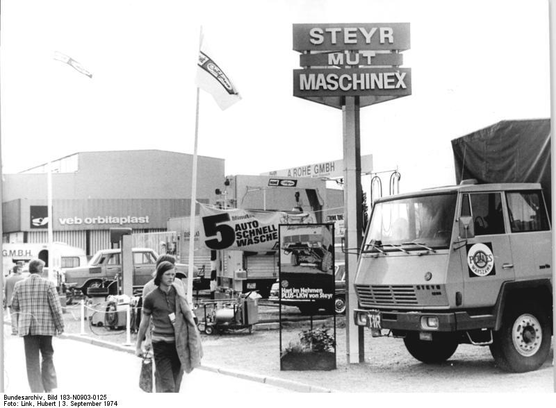 File:Bundesarchiv Bild 183-N0903-0125, Leipzig, Frühjahrsmesse, Freigelände, Kraftfahrzeuge.jpg