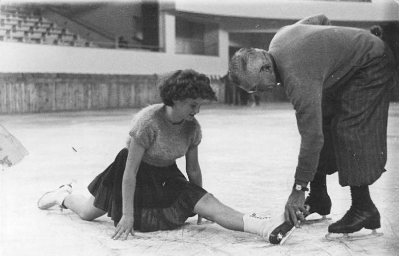 File:Bundesarchiv Bild 183-T00531, Eiskunstläuferin, DDR.jpg