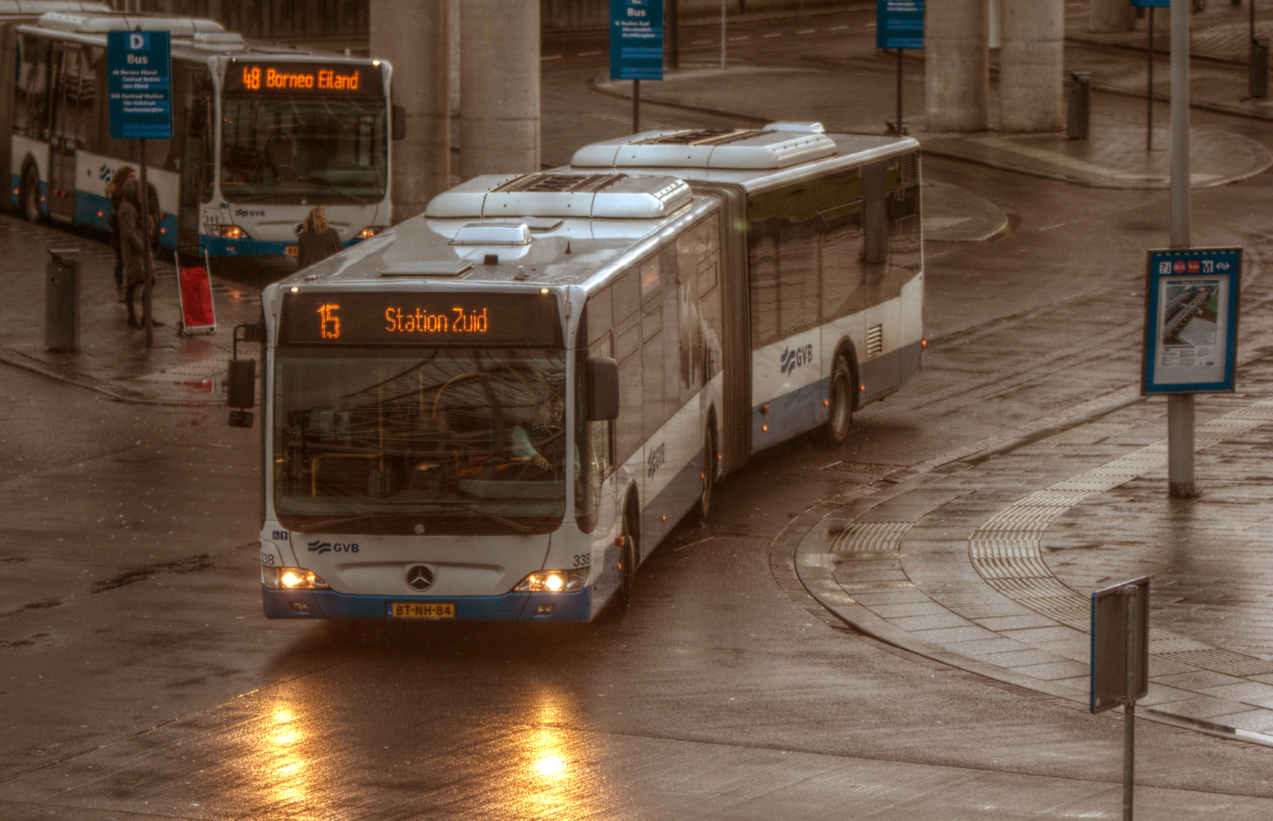 Т 15 автобус. Автобус 15 метров. Sloterdijk Амстердам автобусная станция. Автобус 15 СПБ. Автобусная линия.