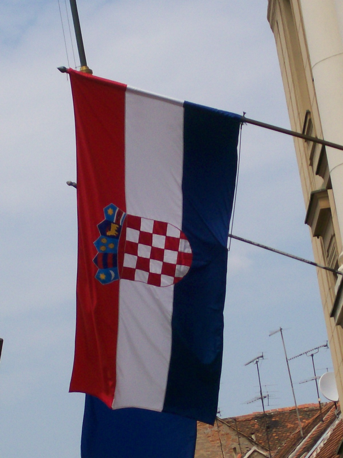 File:Croatian flag (Parliament).jpg - Wikimedia Commons