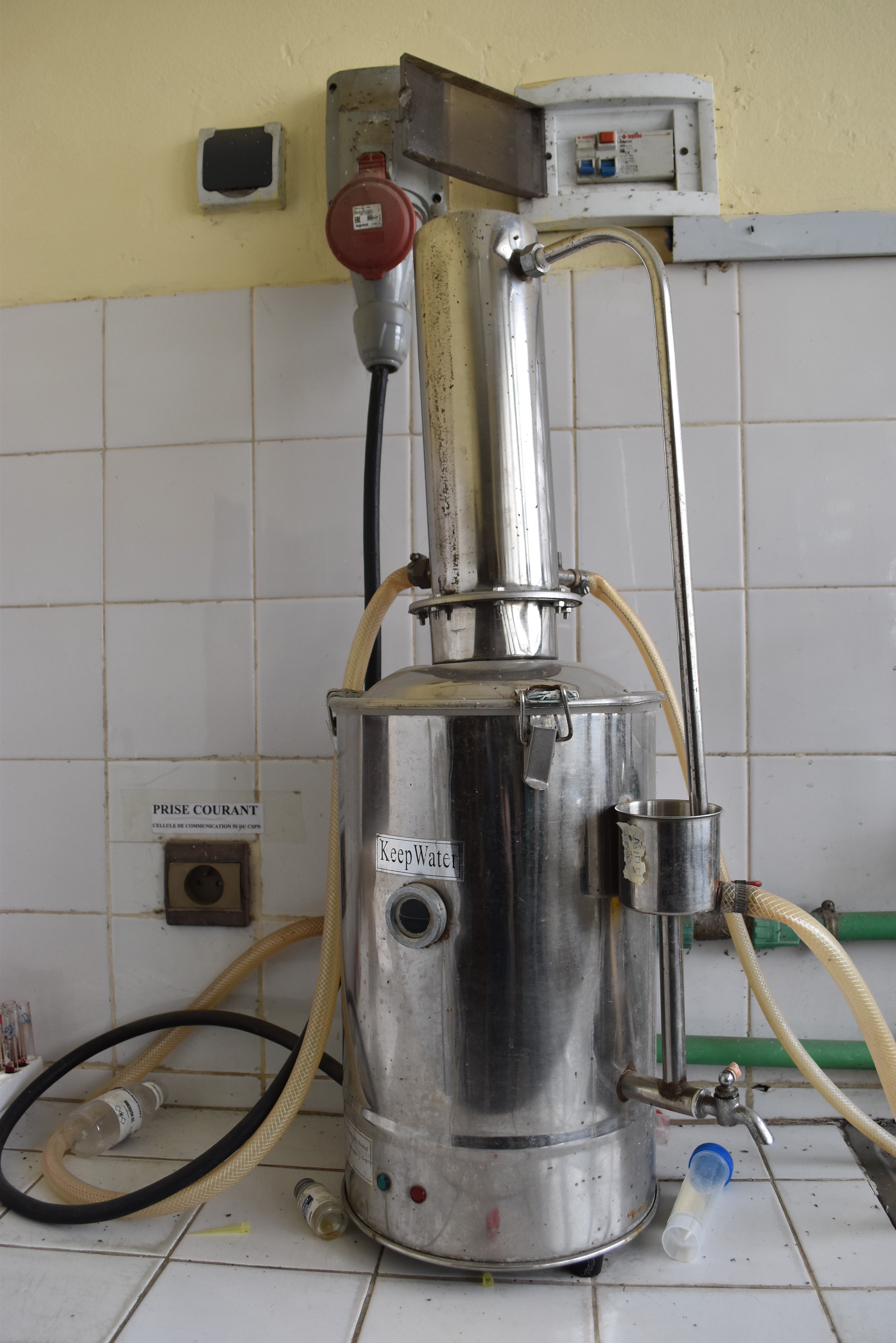 File:Distillateur électrique d'eau de laboratoire dans un hôpital au Bénin  02.jpg - Wikimedia Commons