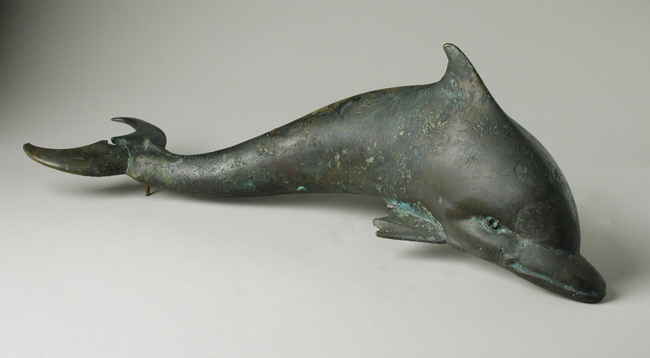 Скульптура в виде дельфина