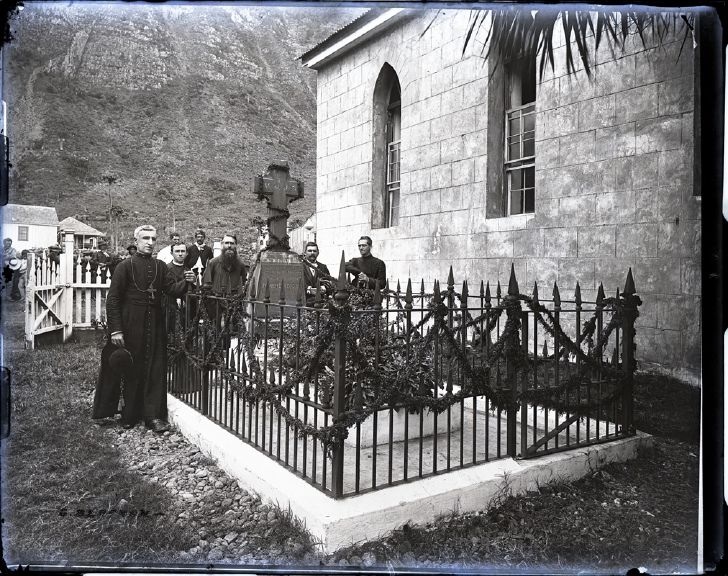 File:Fr. Damien's Grave and Priests, St. Philomena's Church, photograph by Brother Bertram.jpg
