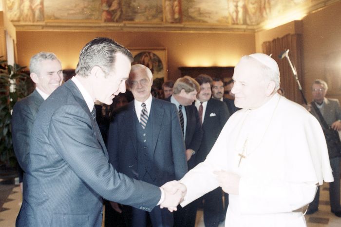 File:George H. W. Bush meets with Pope John Paul II in Rome.jpg