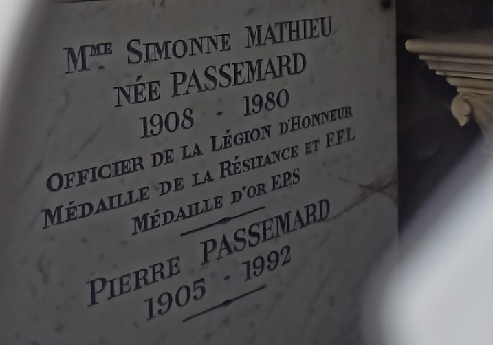 File:Intérieur de la chapelle de la famille Passemard - Détail de l'épitaphe de Simonne Mathieu née Passemard.png