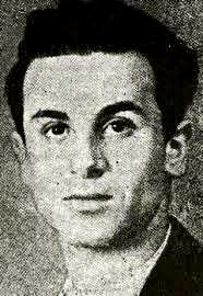 Körniges Schwarzweißfoto eines jungen armenischen Mannes vom Hals herauf.