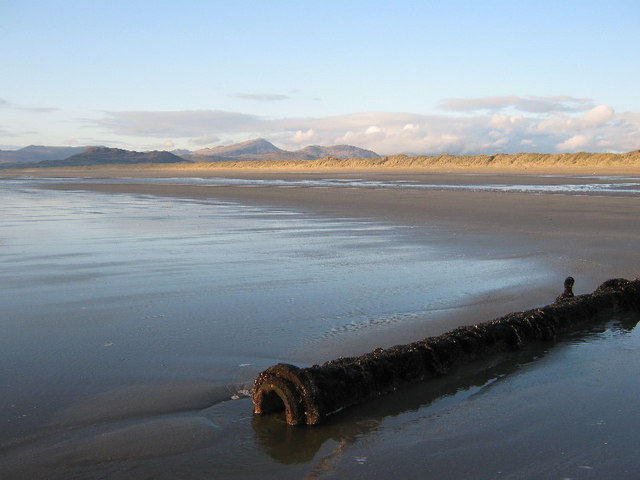 File:Looking north from the old pipeline - geograph.org.uk - 1187588.jpg