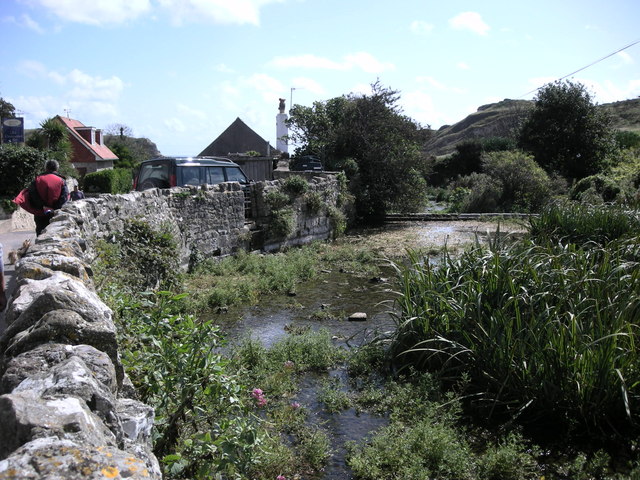 File:Lulworth Cove - geograph.org.uk - 956691.jpg