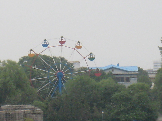 File:Never moving ferris wheel in Sinuiju (DPRK).jpg