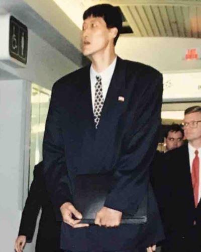 North Korean basketball player Ri Myoung-Hun arriving at Ottawa International Airport in May 1997 (cropped).jpg