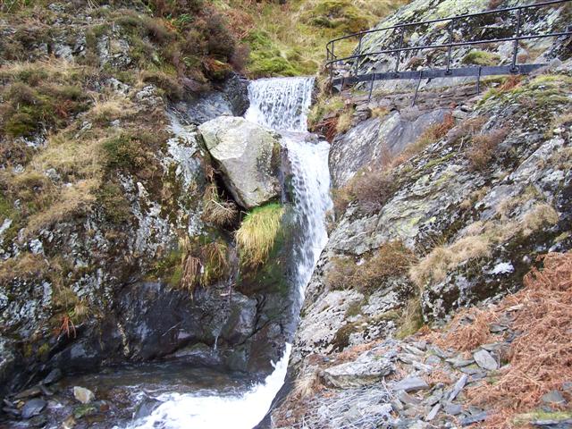 File:Not a natural waterfall. - geograph.org.uk - 110161.jpg