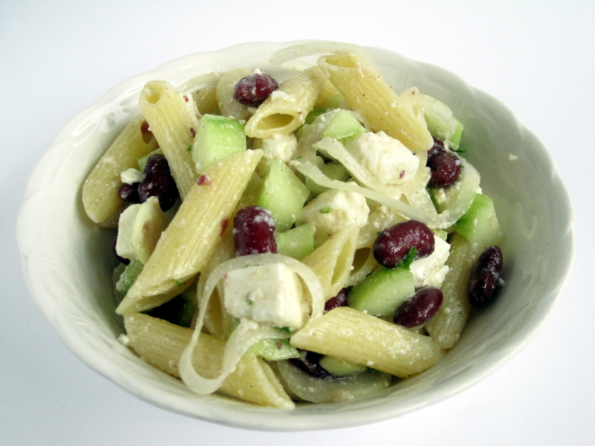 Datei:Nudelsalat Feta-Kidneybohnen-Gurke-Zwiebel.jpg – Wikipedia